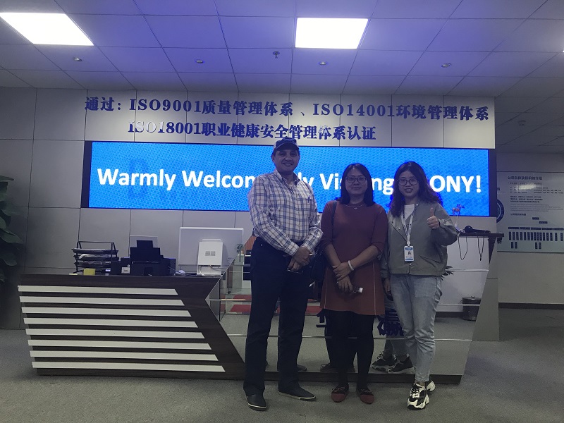 外國用戶前來考察我司考察拼接屏、LED顯示屏等產(chǎn)品